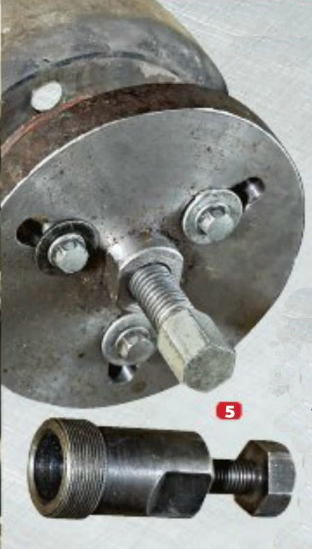  На нашем «подопытном» зажигание 5ВМ, магнето снимается за резьбовые отверстия крепления крыльчатки, но на большинстве моторов с зажиганием 2JA магнето имеет резьбу под съемник (фото4 и 5)